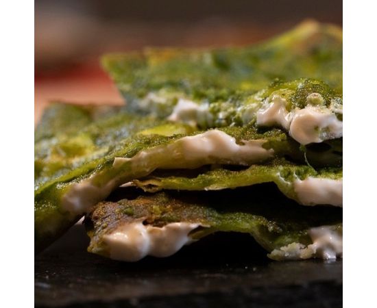 focaccia con queso y pesto