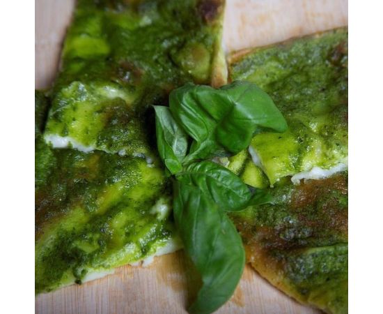 focaccia con queso y pesto