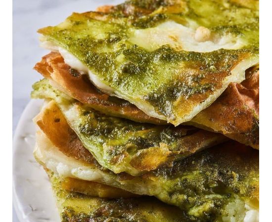 focaccia con queso y pesto