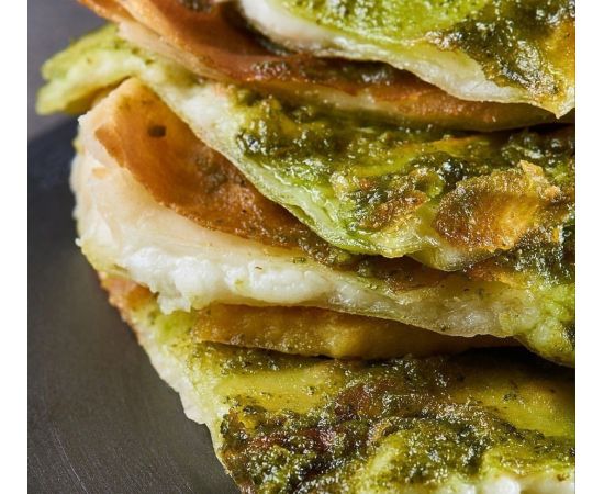 focaccia con queso y pesto