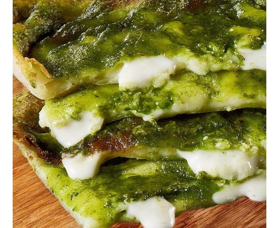 focaccia con queso y pesto