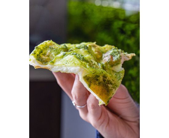 focaccia con queso y pesto