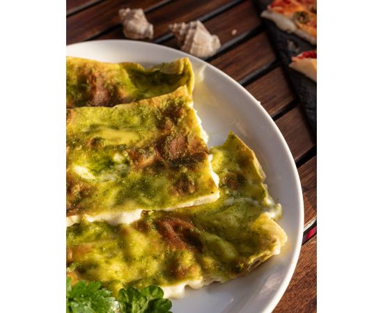 focaccia con queso y pesto