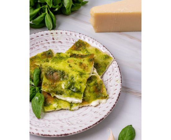 focaccia con queso y pesto