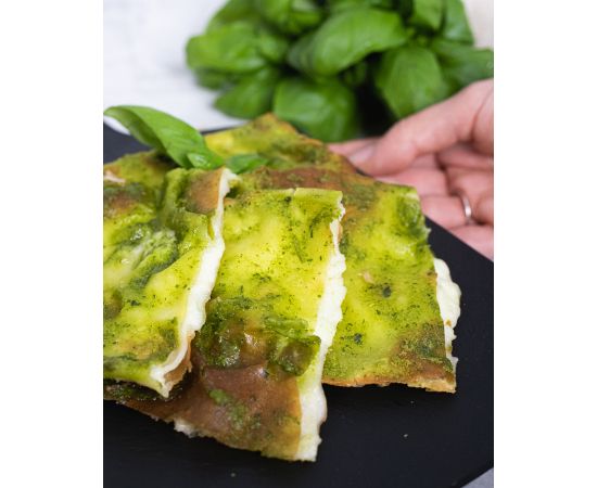 focaccia con queso y pesto