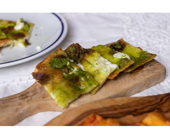 focaccia con queso y pesto